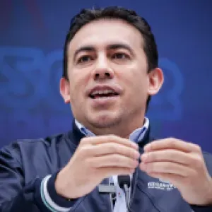 ‘Por su forma de actuar, parece que Petro no quiere entregar el poder’: Alexander Vega