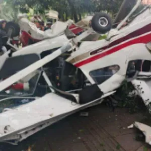 Una avioneta se accidentó en Medellín: la aeronave cayó en plena vía pública 