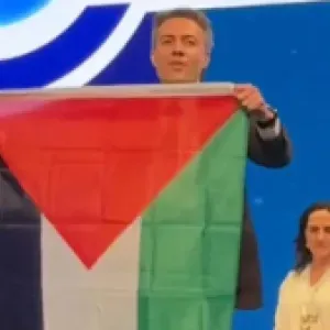 Daniel Quintero interrumpió debate de precandidatos en la Andi para exhibir bandera de Palestina