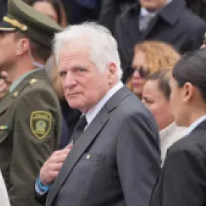 "Nuestra responsabilidad histórica es seguir unidos, a pesar del horror": padre de Miguel Uribe habla en la misa exequial
