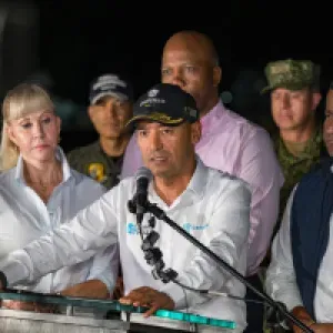Por hackeo y amenazas de muerte, ministro de Defensa tuvo que cambiar su línea celular