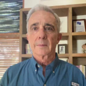 Álvaro Uribe condenado: revelan el número de interno, cuál será la foto de reseña y si el expresidente usará brazalete
