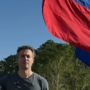 Daniel Quintero confesó que fue él quien izó la bandera colombiana en la isla Santa Rosa: fue retirada minutos después por las autoridades peruanas