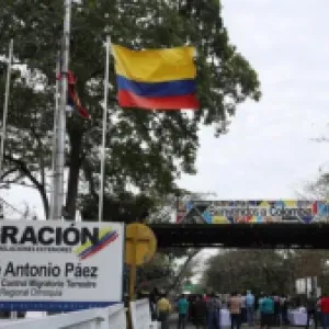 Gobierno denuncia que Venezuela retuvo a cinco colombianos en la frontera: cuatro de ellos son firmantes de paz