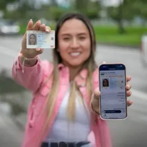 ¿Cuál es el proceso para activar la cédula digital a través del celular?