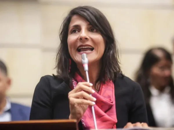 Gobierno tendría que pagarle 92 millones de pesos a Irene Vélez para que regrese a Colombia