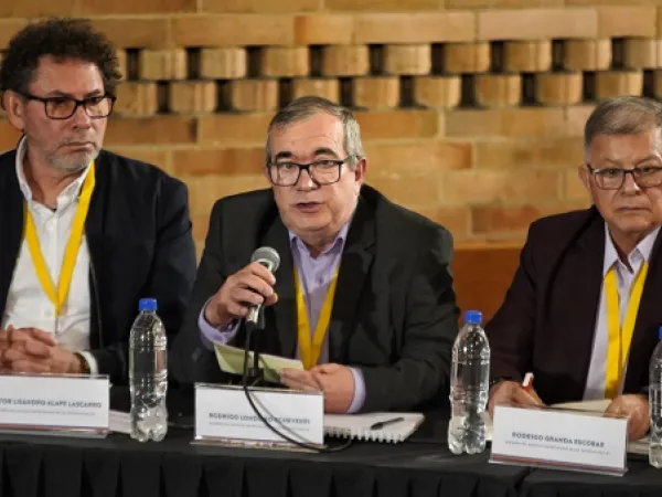 Pastor Alape, Rodrigo Londoño y  Rodrigo Granda.