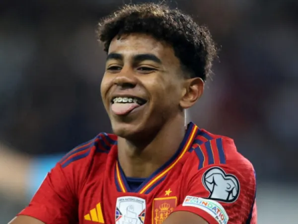 Lamine Yamal saca su lengua en la celebración de su gol anotado con la selección española