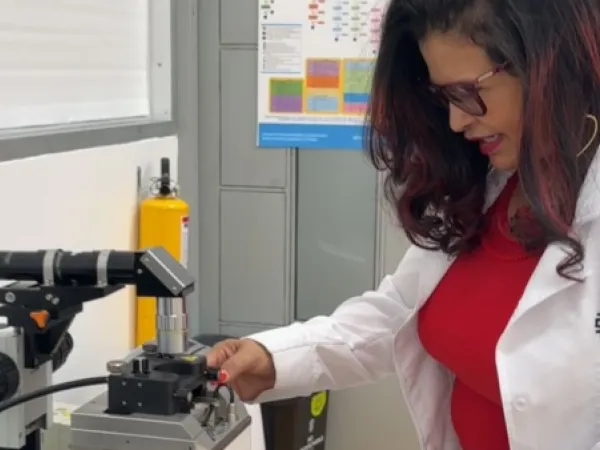 Elisabeth Restrepo en el laboratorio.